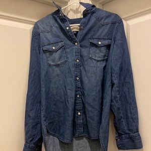 Women’s Medium Universal Thread Button Down